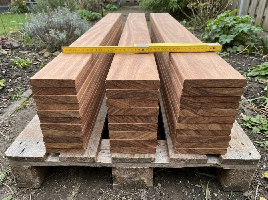 Ipe schuttinglamellen van 5, 7 en 9 cm breed naast elkaar op een pallet Ipe schuttinglamellen van 5, 7 en 9 cm breed naast elkaar op een pallet