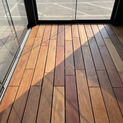 Moderne Ip&eacute;-Terrasse mit klaren Linien
