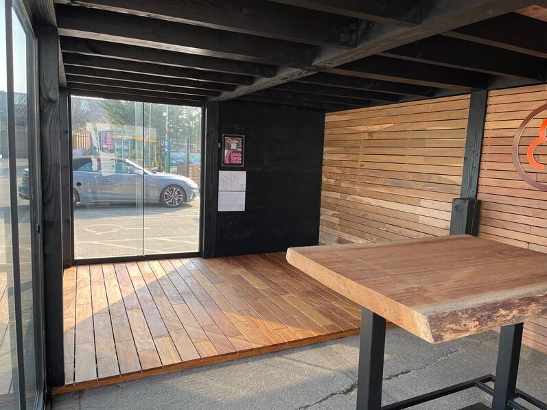 Moderne Ip&eacute; lamellen schutting gecombineerd met terras, tuin en woning.