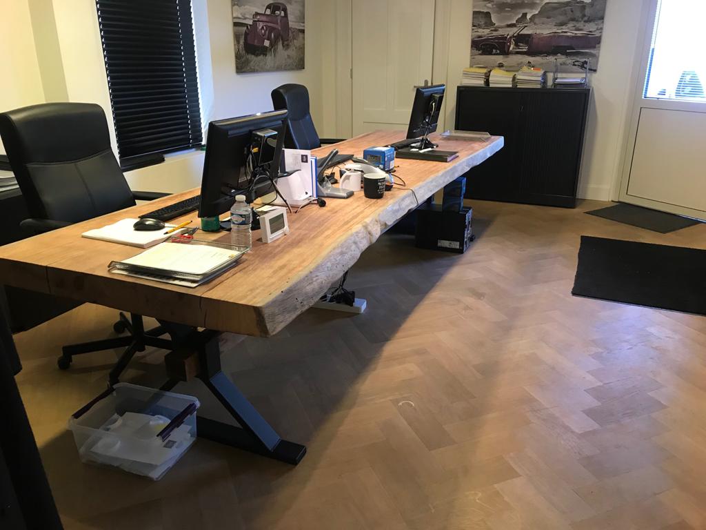 Grote hardhouten boomstamtafel toegepast als stijlvolle vergadertafel op kantoor