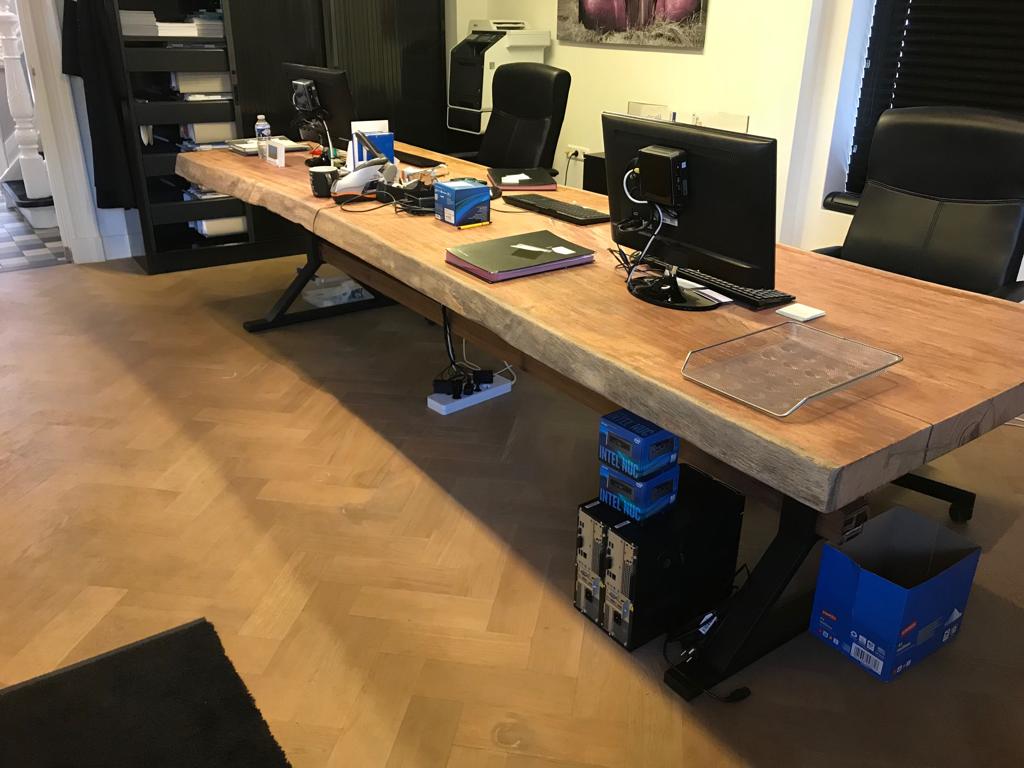 Duurzaam hardhouten tafelblad van pedra hout met een natuurlijke boomrand