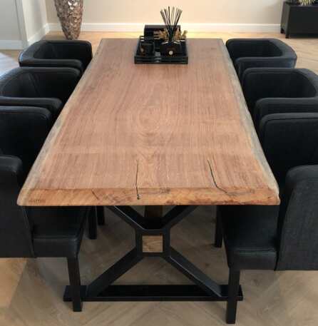 Een robuuste hardhouten boomstamtafel als sfeervolle eettafel in de keuken
