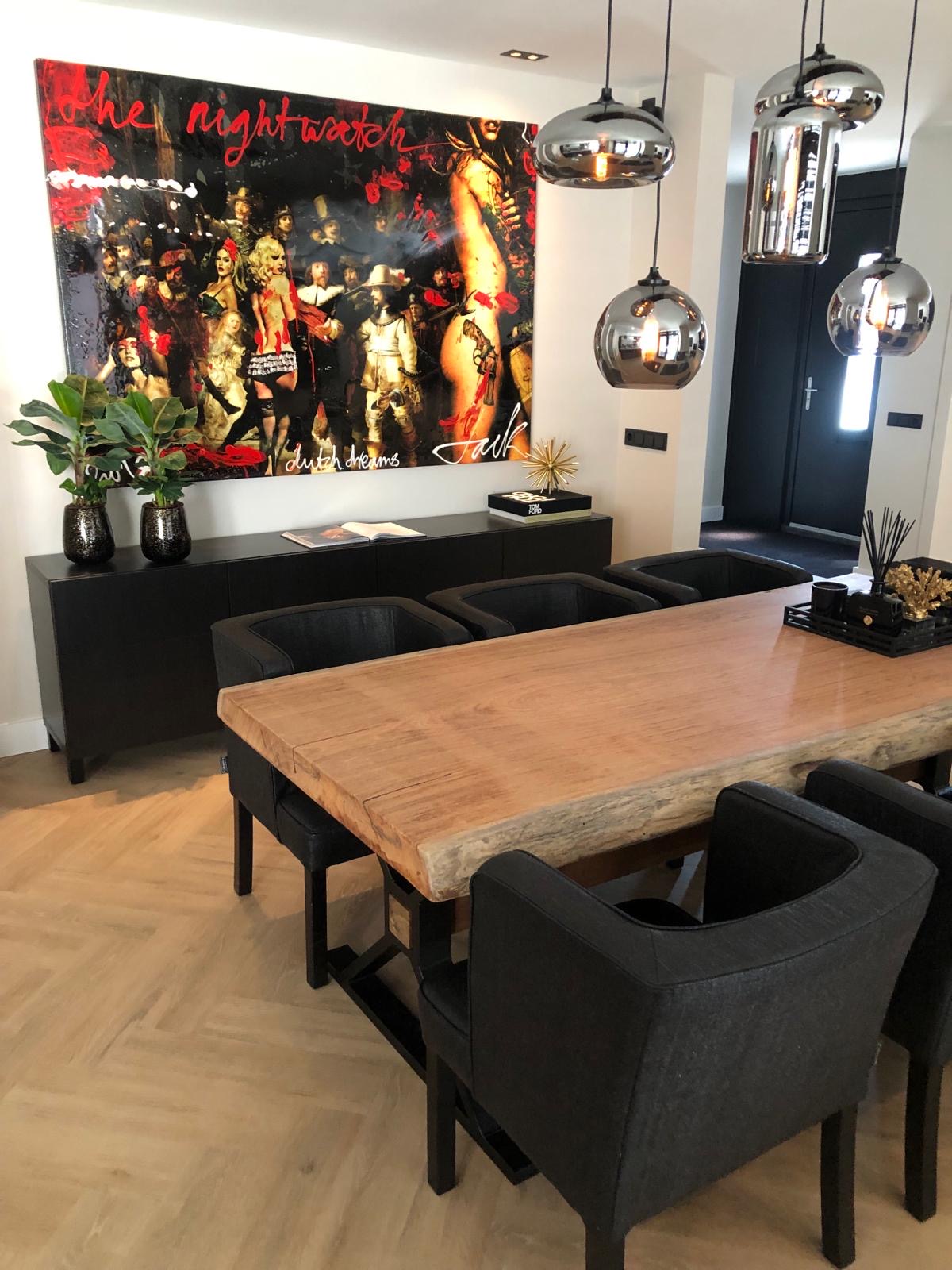 Sfeervol interieur met een massief hardhouten tafelblad in de woonkamer