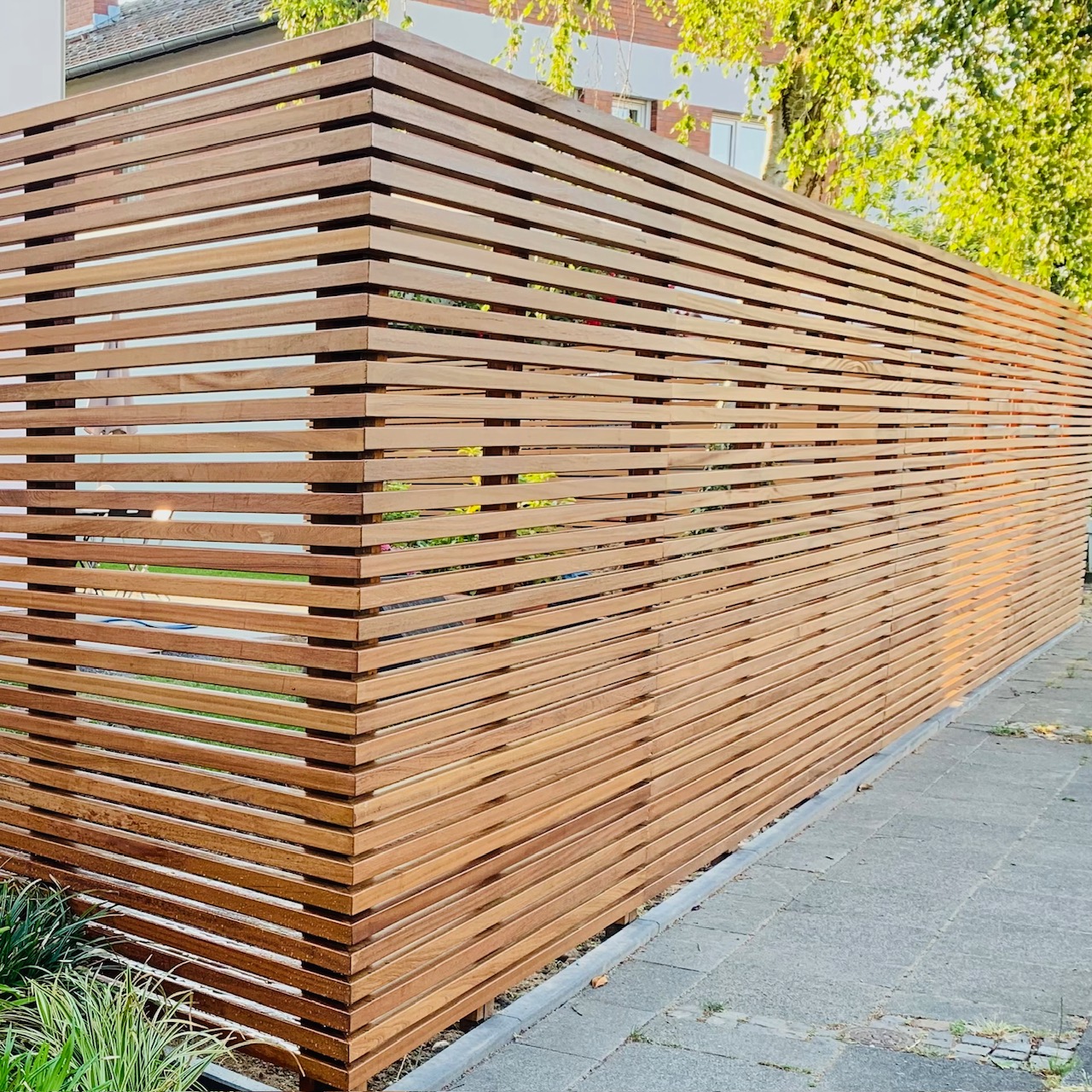 Hochwertiger Ipe Zaun mit moderner Rhombusoptik Hochwertiger Zaun aus schmalen Ipe-Holzleisten (4 cm) im modernen Design
