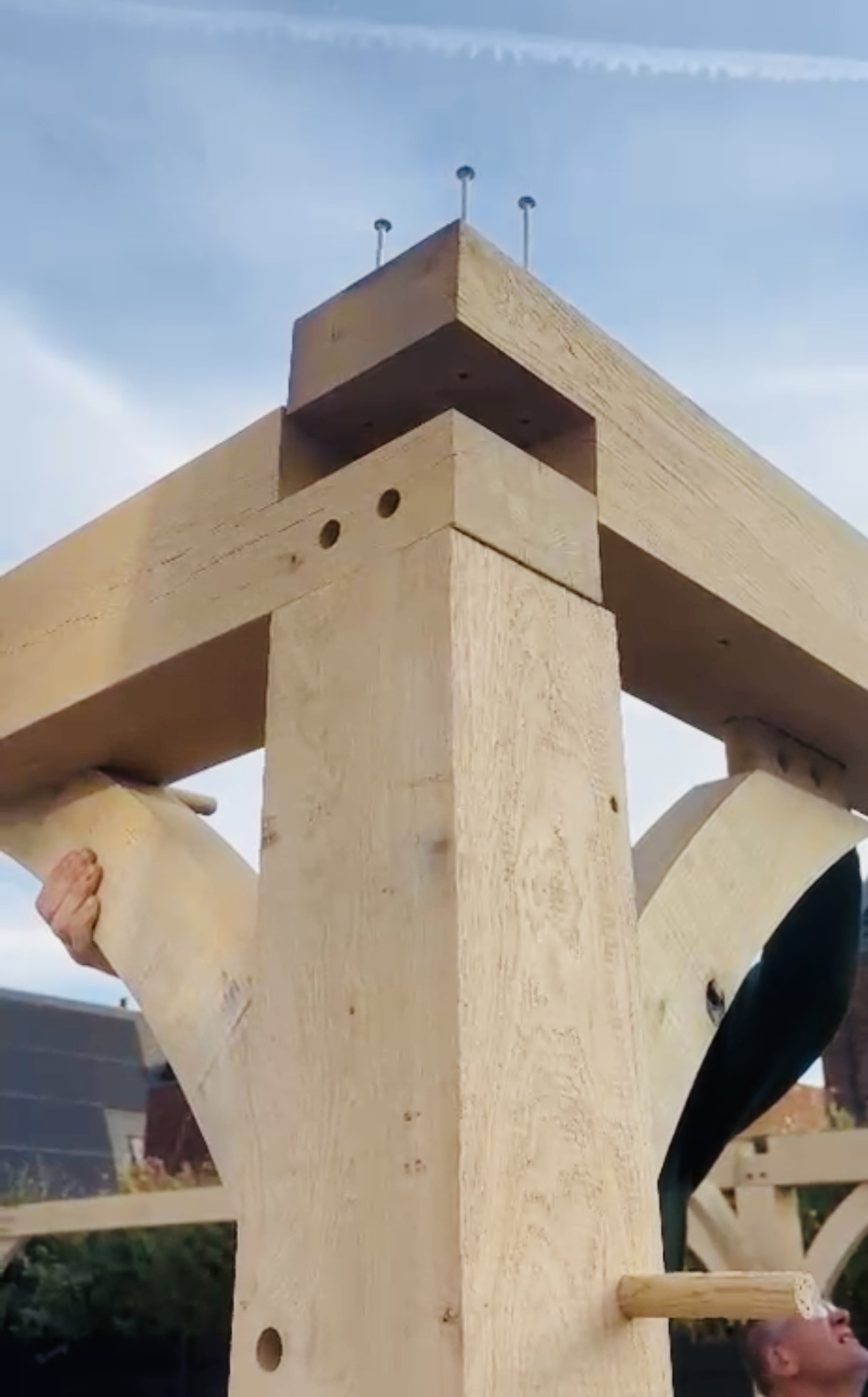 Close-up van een ambachtelijke pen-en-gatverbinding in massief eikenhout, afgewerkt met houten deuvels