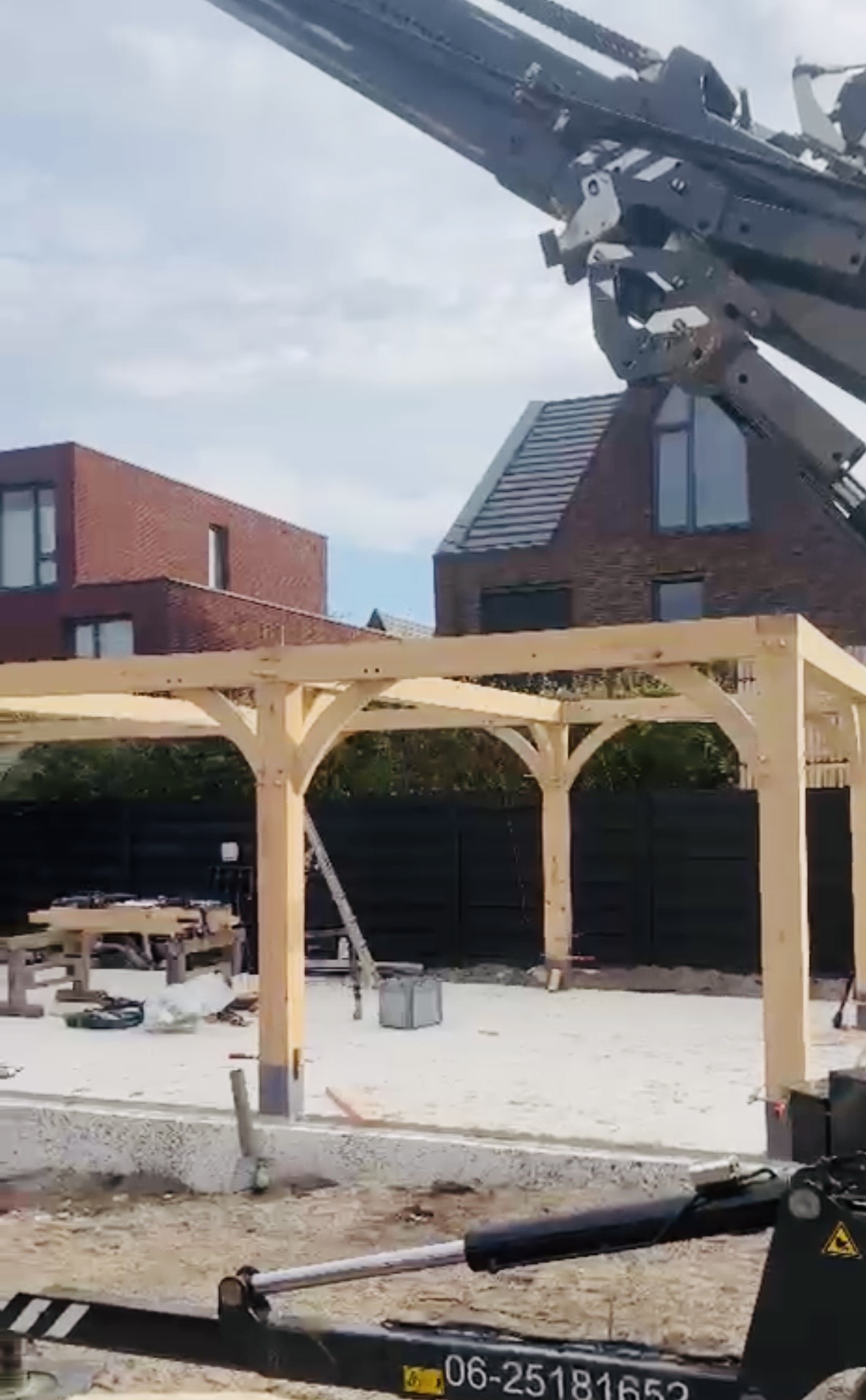 Vakmensen monteren de ambachtelijk gefreesde, gebogen schoren van massief eikenhout
