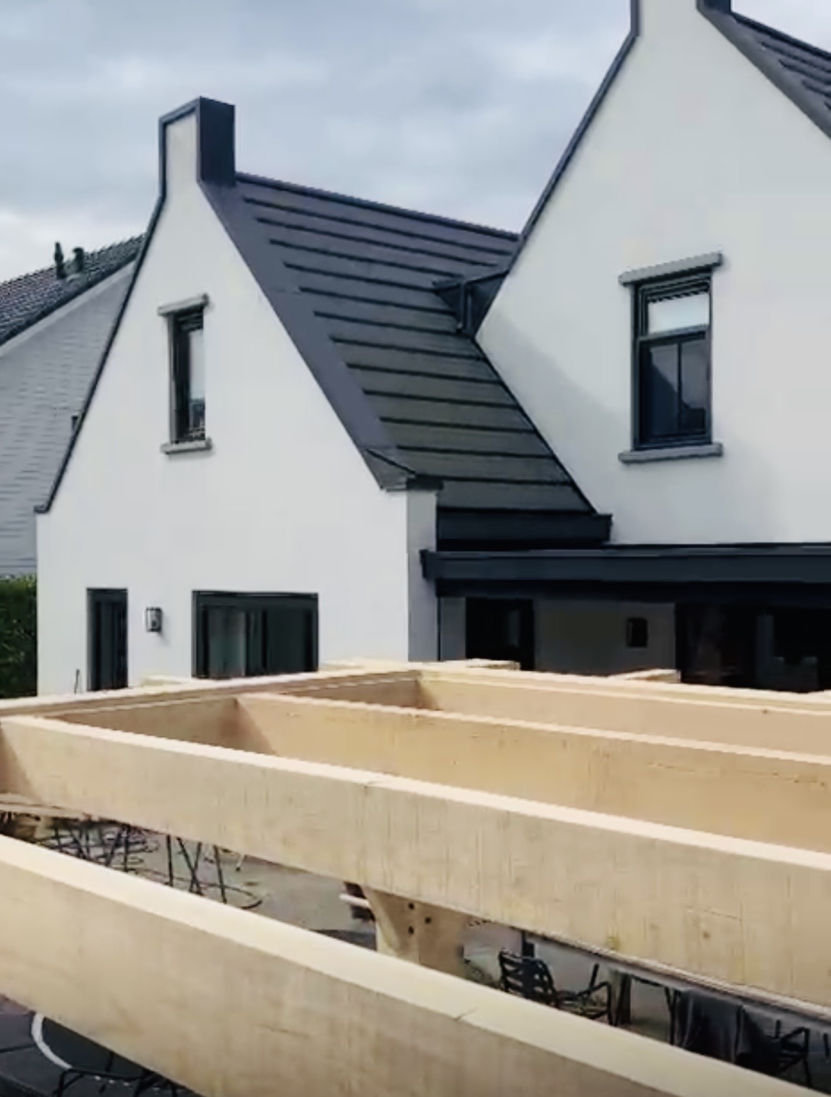 Bijna afgeronde luxe overkapping met vlak dak in massief eikenhout