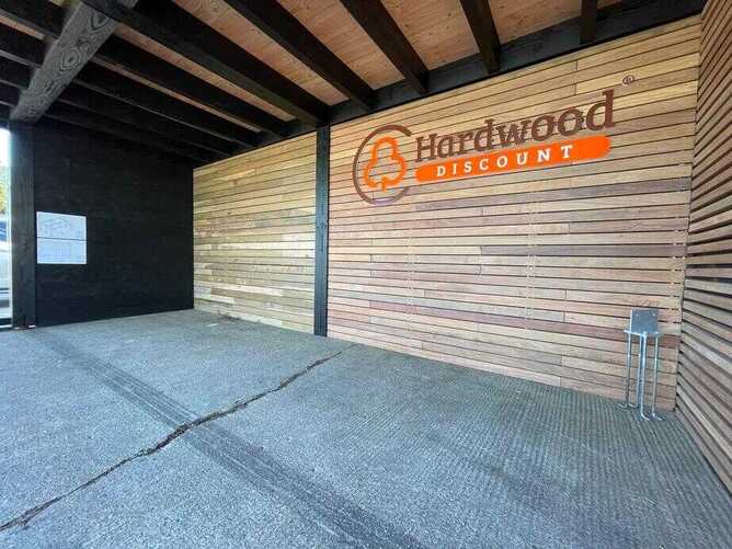 Schuttingwand van ipe met zwarte palen Ipe lamellen schutting met zwarte staanders in moderne tuin