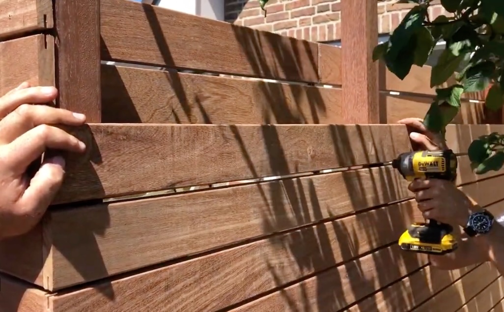 Die feinen 5 mm Zwischenr&auml;ume zwischen den Lamellen lassen das Licht dezent spielen und schaffen eine unvergleichliche Leichtigkeit. Diese pr&auml;zise Fugenbreite sorgt f&uuml;r ein offenes Gef&uuml;hl im Garten, ohne die Privatsph&auml;re zu beeintr&auml;chtigen | Sichtschutzzaun modern Ipe