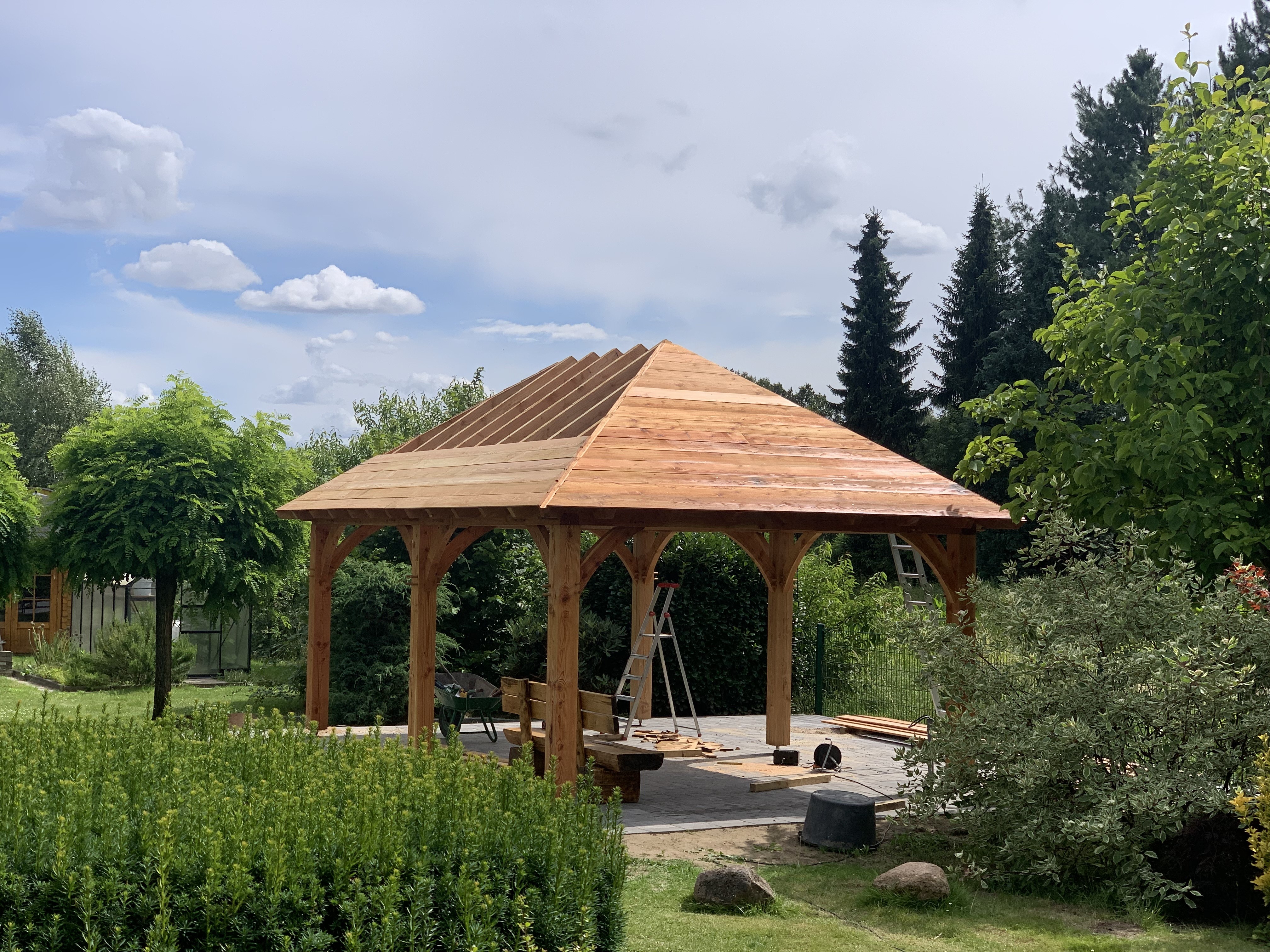 Overkapping puntdak in tuin