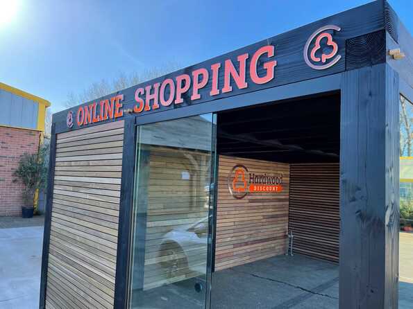 Zwart houten frame van een moderne veranda voorzien van hardhouten gevelbekleding en glazen deuren