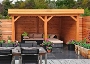 Sfeervol gerealiseerde houten overkapping in de tuin met een comfortabele loungeset