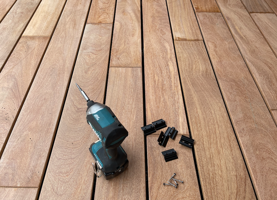 Detailfoto van de vakkundige montage van Ip&eacute; vlonderplanken op een onderconstructie.