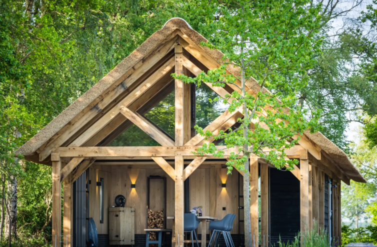 Eikenhouten tuinhuis met dubbele gebinten aan de voorzijde en een klassiek puntdak