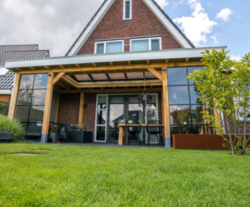 Moderne eiken veranda met plat dak Moderne eiken veranda met plat dak als fraaie houten aanbouw aan de woning