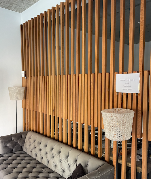 Room devider van Ip&eacute; lamellen in modern tuinhuis