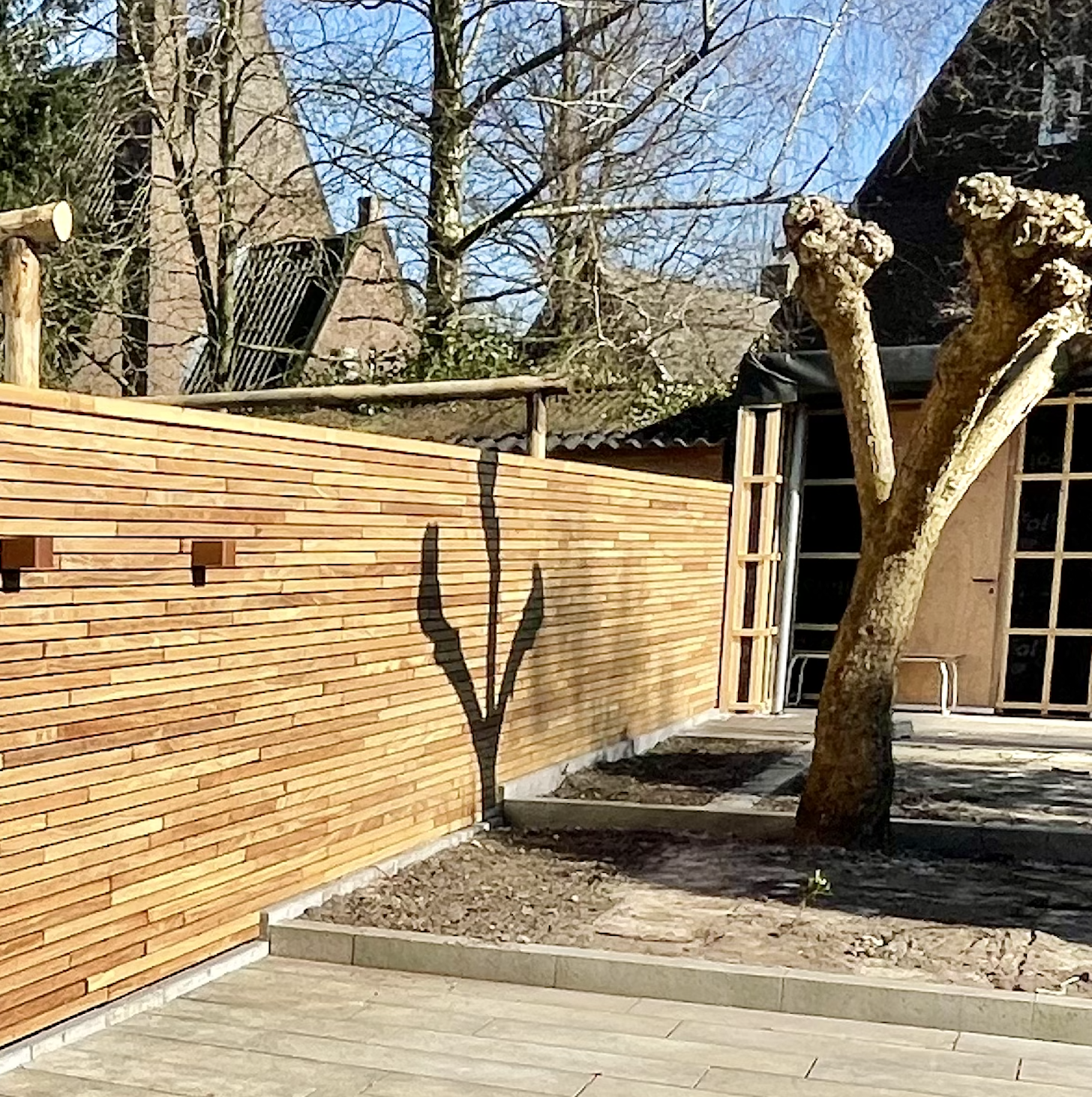 Sterke schutting met Ip&eacute; lamellen van duurzaamheidsklasse 1 voor een luxe tuin