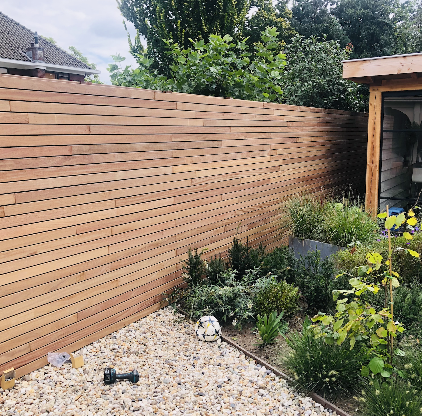 schutting 7 cm zus met stukje overkapping en tuin