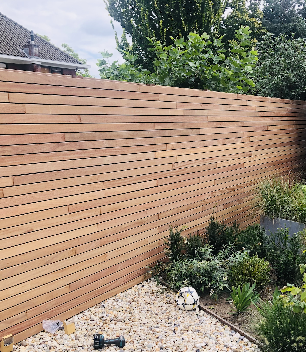 Moderne houten schutting in de tuin met onzichtbaar zichtscherm voor volledige privacy.