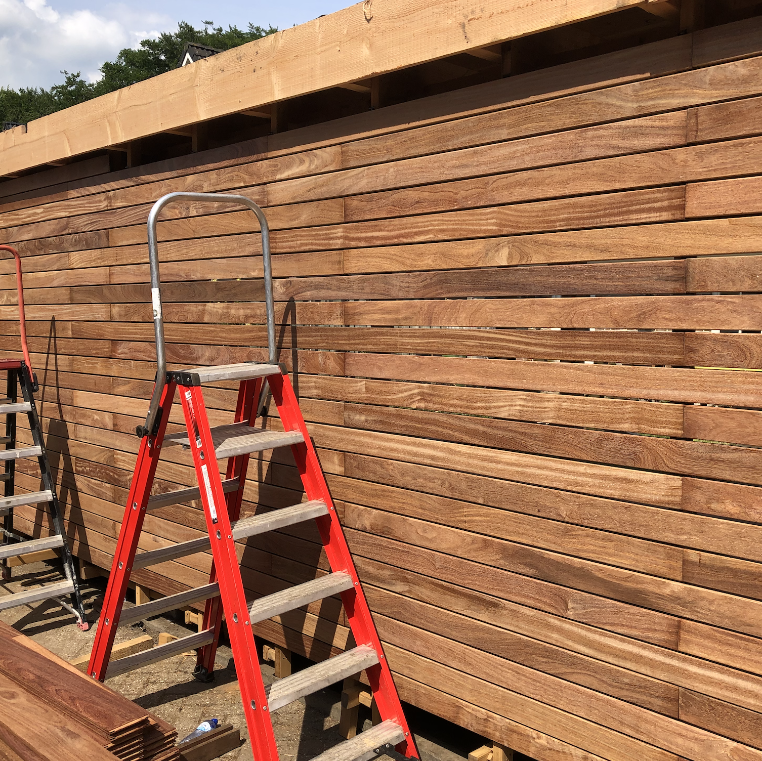 High-end houten schutting voor moderne tuin van natuurlijk Ipe hout Luxe Ipe schutting met verticale latten van 9cm