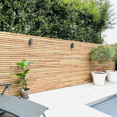 Moderner Lamellenzaun aus Ipe Hartholz mit klaren Linien und zeitgem&auml;&szlig;em Gartendesign