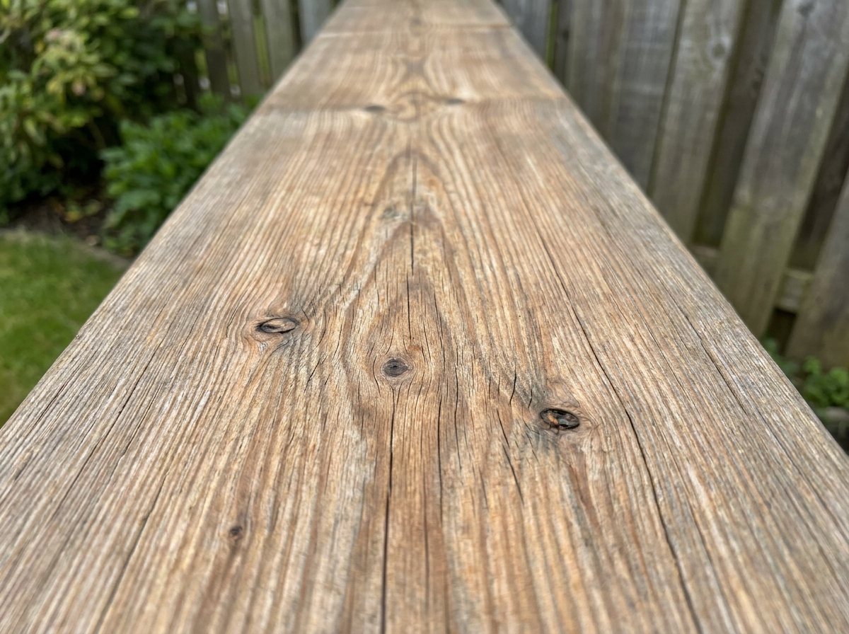 Detail van een natuurlijke lariks plank Close-up van een geschaafde lariks plank met duidelijke houtnerf en noesten voor buitenprojecten