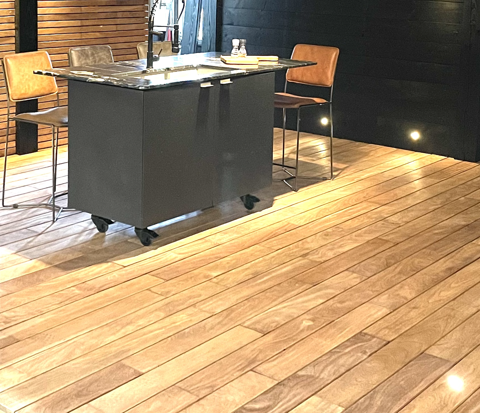 Luxe tuinsetting waarbij de lamellen schutting fungeert als stijlvol designelement.