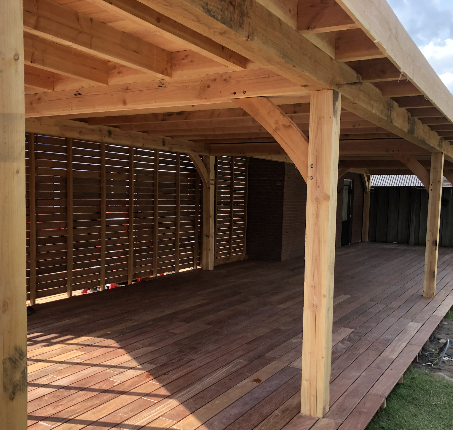 Modern gladgeschaafd Ip&eacute; hardhout voor een splintervrij en onderhoudsvriendelijk terras.