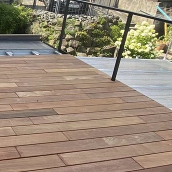 Strakke vlonder afwerking toegepast de onzichtbare clips voor een naadloos houten terras.
