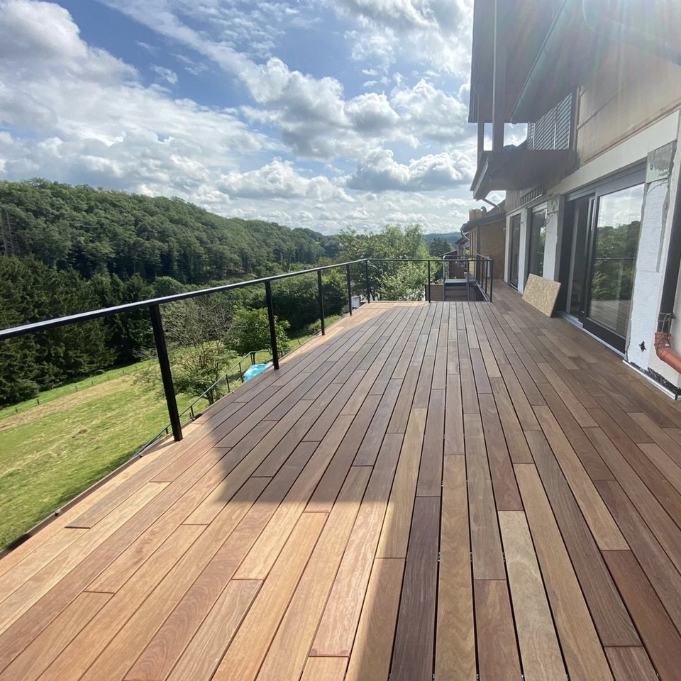 Groot terras Modern gladgeschaafd Ip&eacute; hardhout voor een splintervrij en onderhoudsvriendelijk terras.