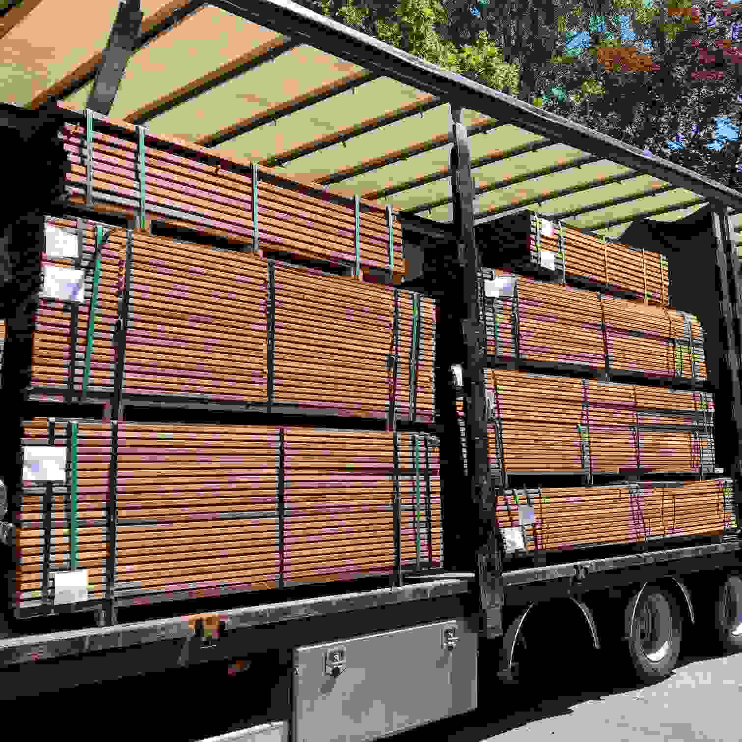 Vrachtwagen geladen met Ipe hardhouten vlonderplanken klaar voor bezorging bij de klant