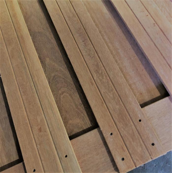 Detail van de stevig gemonteerde houten lamellen van het Bankirai tuinscherm