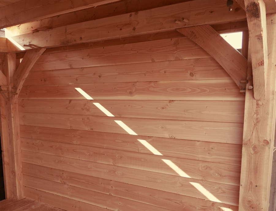 Detail van blanke Douglas Zweeds rabat planken geschikt voor overkappingen