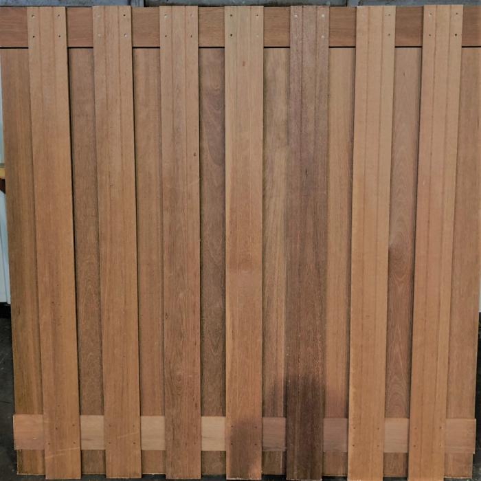 Een kant en klaar Bankirai hardhouten tuinscherm van 180 bij 180 centimeter voor de tuin