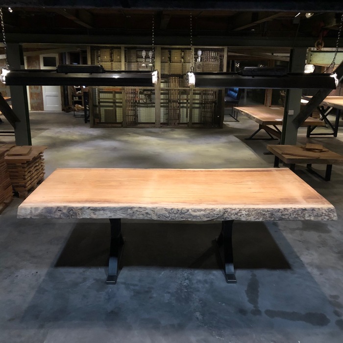 Een natuurlijk gevormd boomstam tafelblad voor een unieke tuintafel