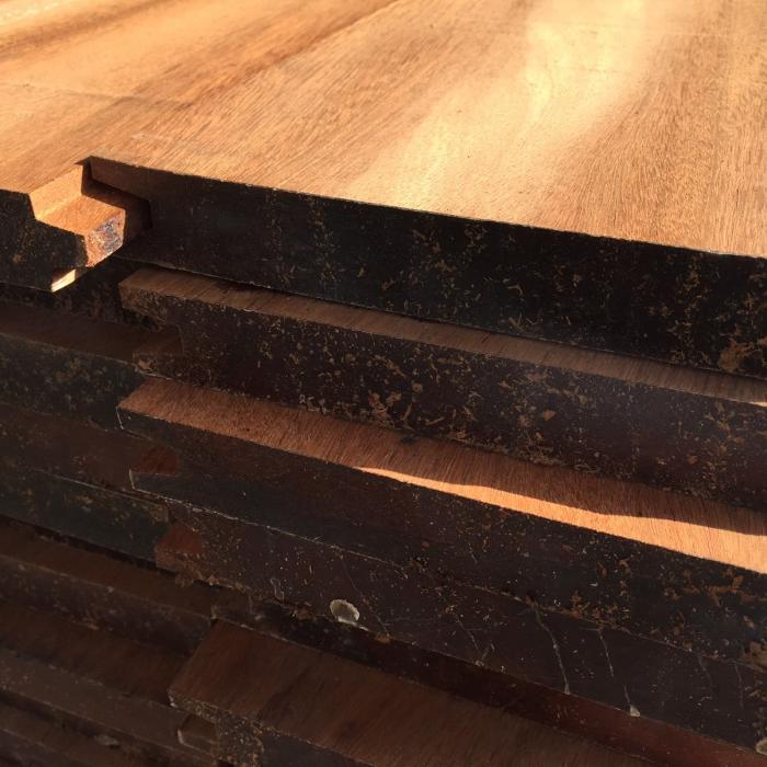 Stapel Ipe damwandplaten met mes en groef Een stapel glad geschaafde Ipe damwandplaten met mes en groef verbinding