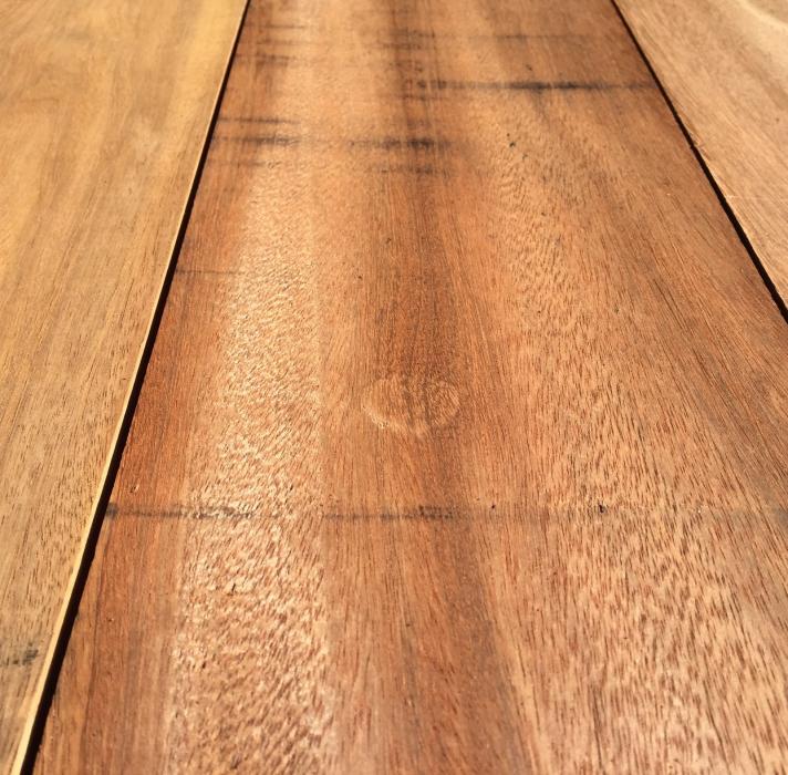 Detail van Ipe damwandprofiel met veer en groef Detailopname van een Ipe hardhouten damwandplank met veer en groef verbinding