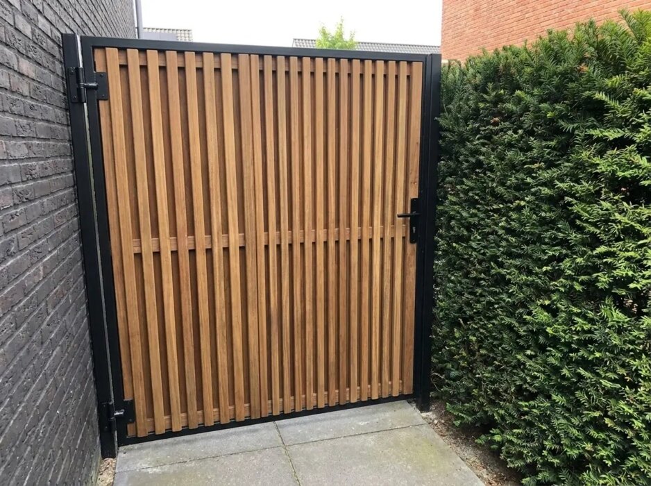 Ipe brede poort op maat met 4x4 balkjes, enkel bekleed