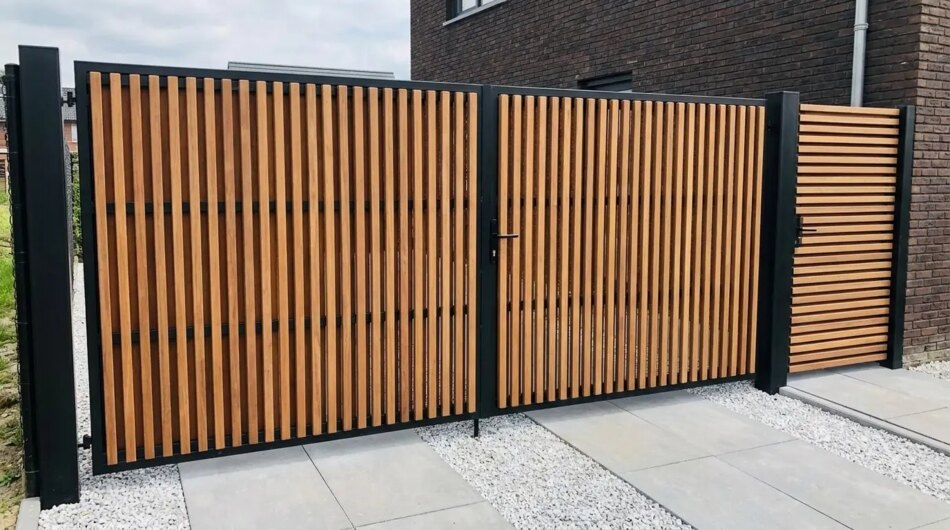 Ipe dubbele poort op maat met 4x4 balkjes voor een oprit