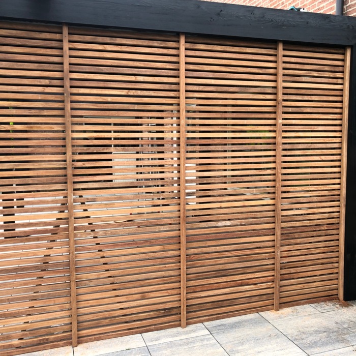 Luxe en strakke Ipe Lamellen Wand | in Zwart Kader Overkapping