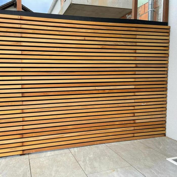 Moderne Schutting - Ipé Balkjes 4.0 x 4.0 (Lamellen / Latten systeem)