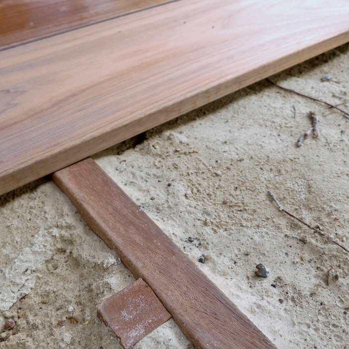 Vlak geschaafde Ipe hardhouten onderligger voor een stabiele vlonderconstructie
