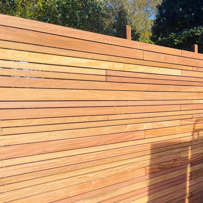 Grote voorraad Ipé hardhout lamellen van FAS-kwaliteit in het magazijn van Hardhout Discount.