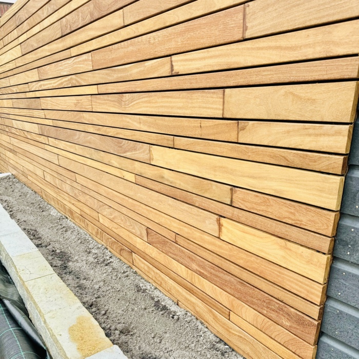 ipe houten modere schutting van hardhout uitgevoerd met lamellen variatie in 3 breedtes 5 cm 7cm en 9 cm.