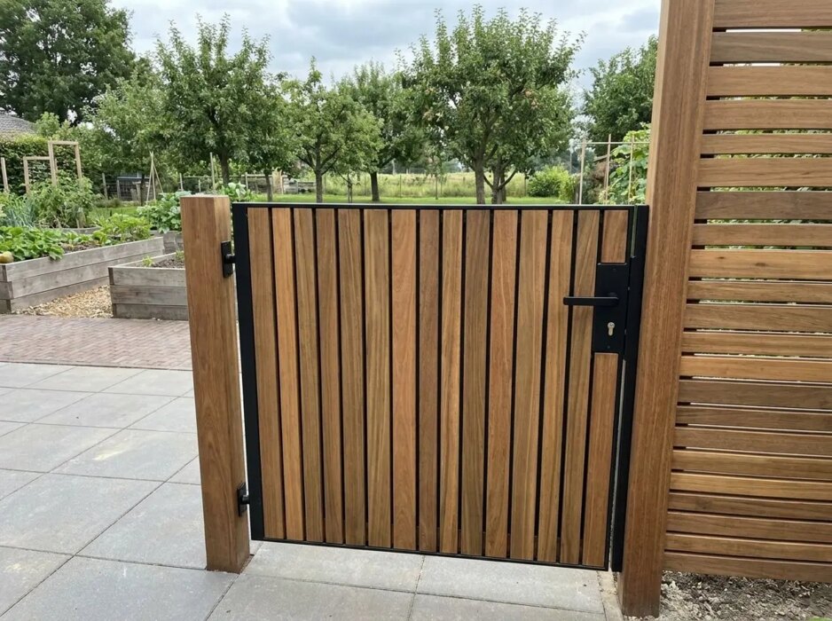 Ipe lage tussenpoort op maat in de tuin, lamellen van 9 cm