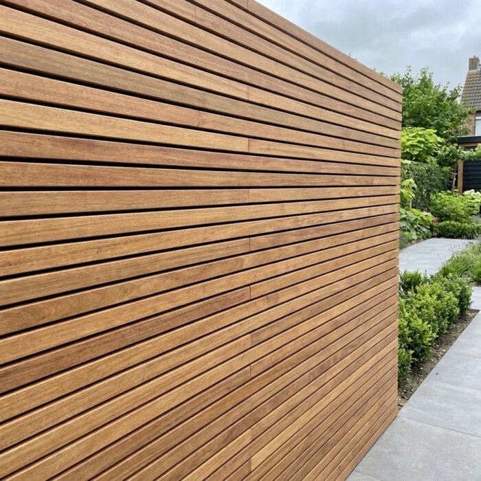 Ipe lamellenwand 5 cm, detail met voeg van 5 mm en wildverband