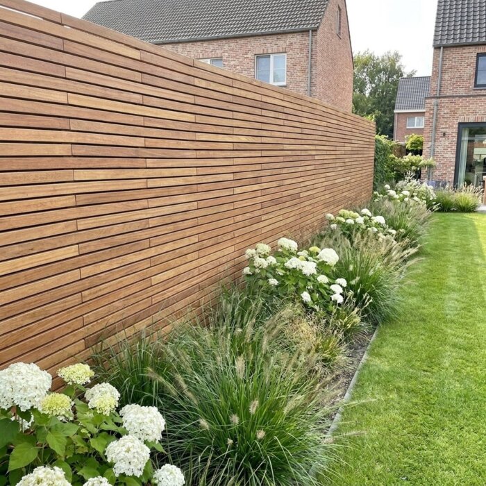Ipe lamellenwand met 5 cm lamellen als tuinwand achter een border