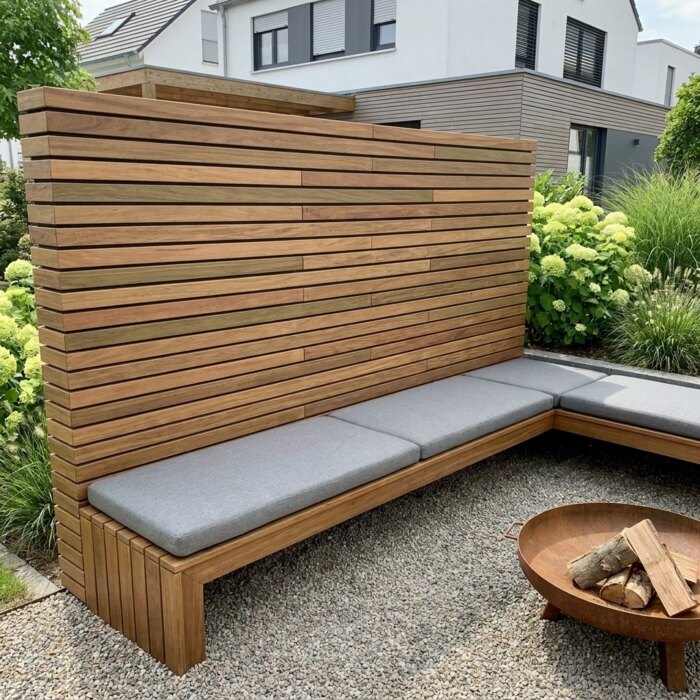 Ipe lamellenwand van 5 cm achter een zitbank