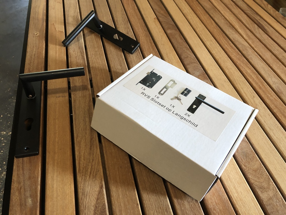 Ipé Poort 5 cm met Zwart Beslag