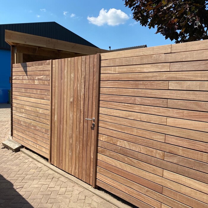 Schutting en poort van IPE in 9 cm brede luxe planken